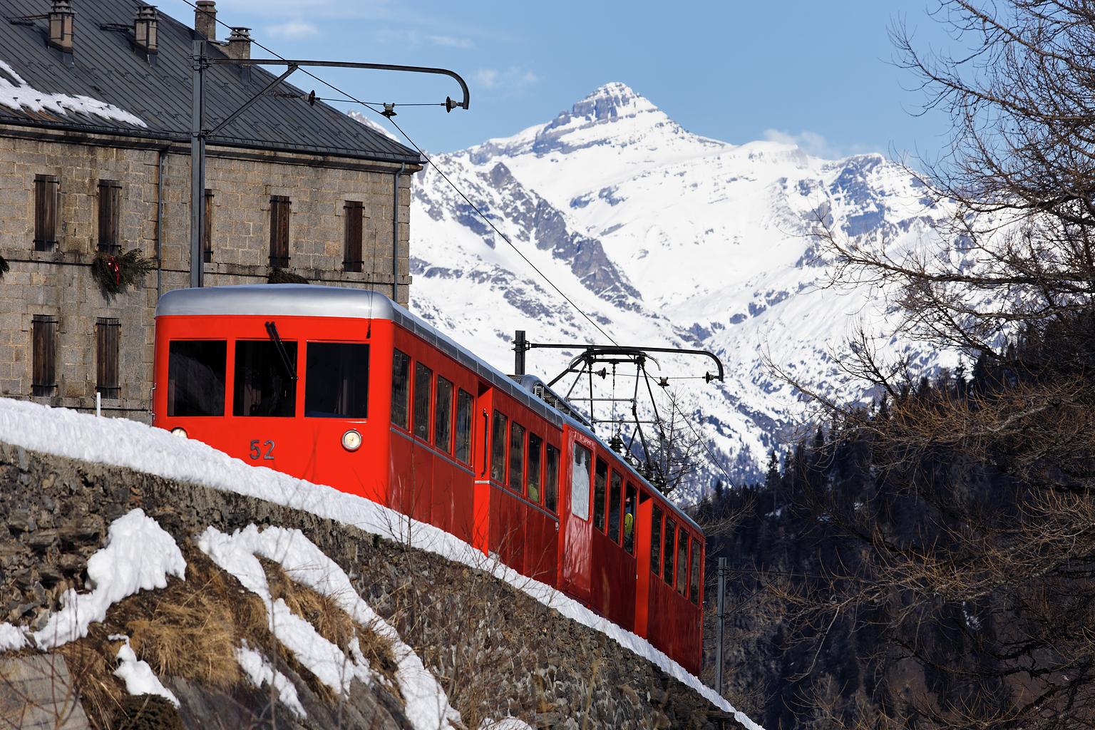 <a href="https://www.freepik.com/free-photo/red-train-french-alpine-mountain-winter_10585728.htm#fromView=search&page=1&position=0&uuid=dfad9323-d9ca-48fe-aaf5-8cdd94bf30a4&query=jungfrau">Image by vwalakte on Freepik</a>