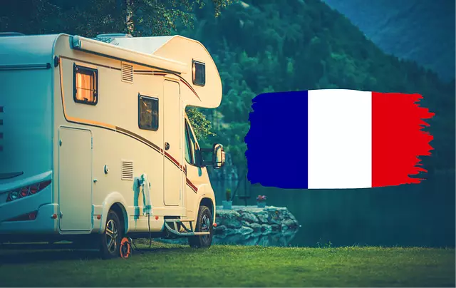 Zdjęcie kampera i flagi Francji | Źródło: Canva free