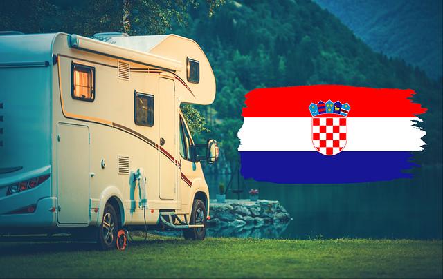 Zdjęcie kampera i flagi Chorwacji | Źródło: Canva free