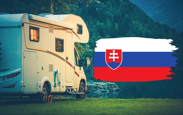 Zdjęcie kampera i flagi Słowacji | Źródło: Canva free