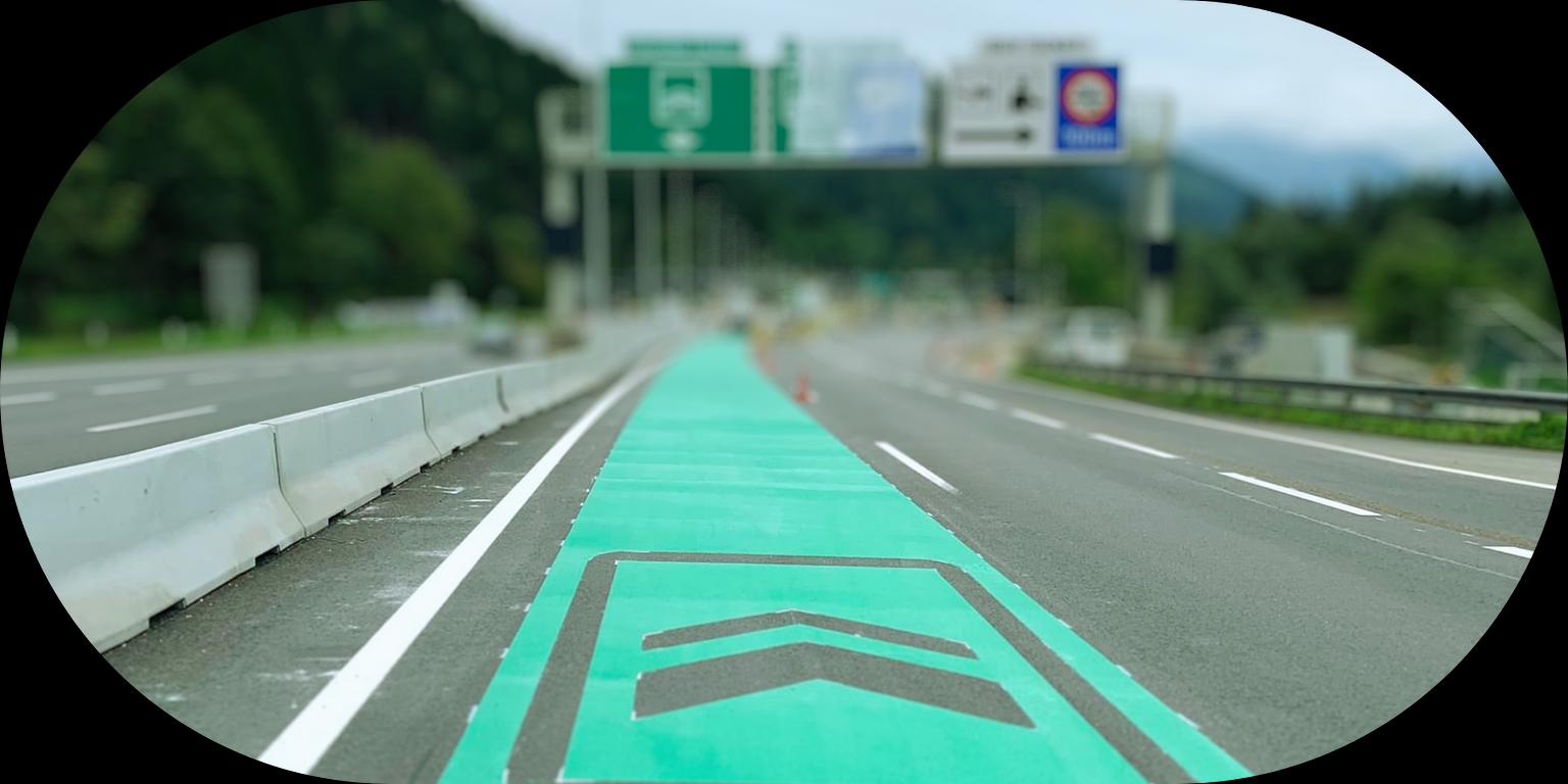 Zielony pas szybkiego przejazdu do automatycznej opłaty odcinkowej na bramce w Austrii. © ASFINAG