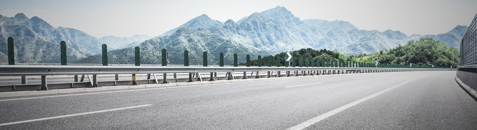 Autobahn mit automatischen Mautspuren